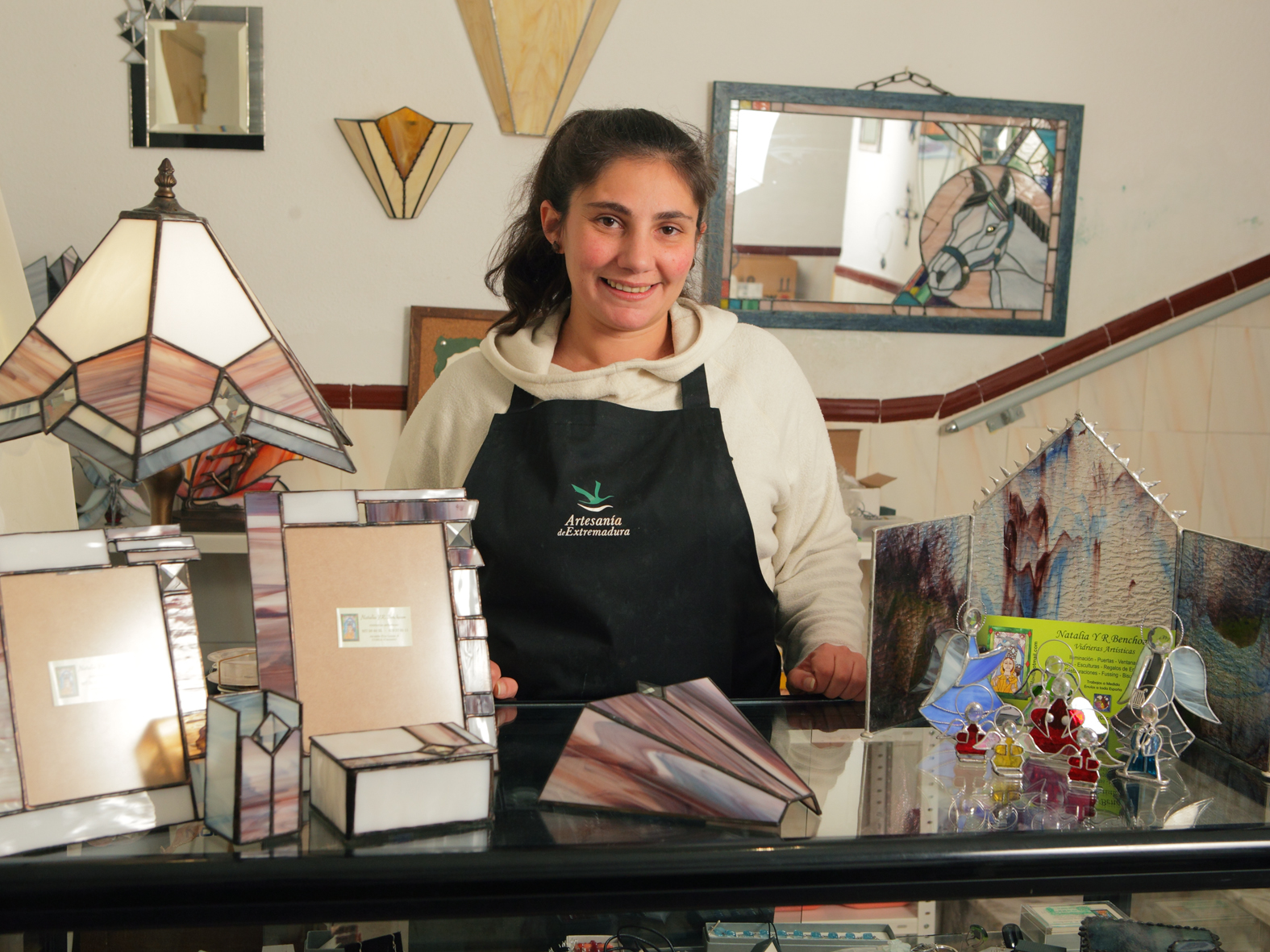 Natalia Benchoam una argentina afincada en Coria experta en la artesanía del vidrio