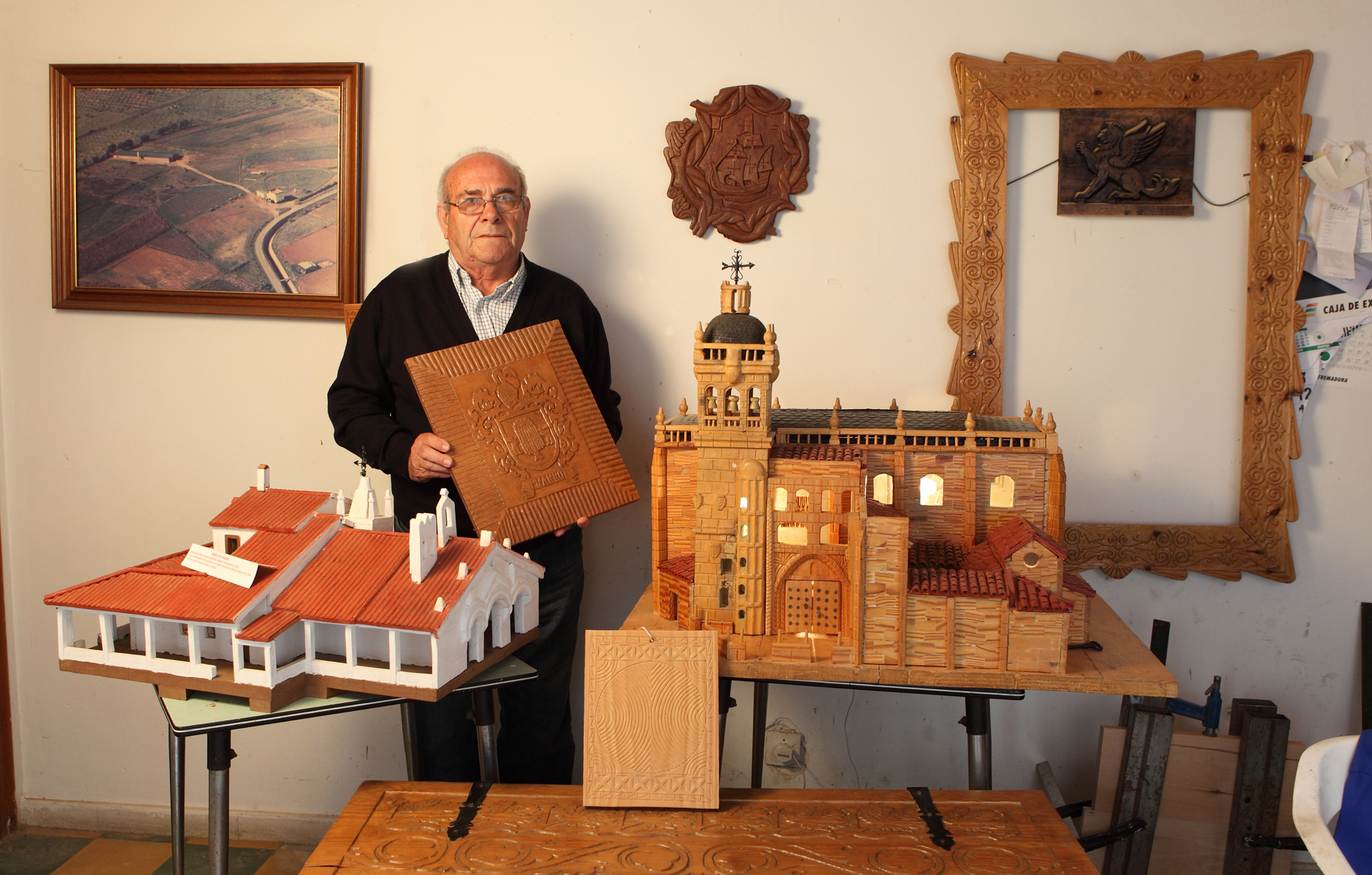El artesano Pedro Pizarro Torres hace verdaderas obras de arte en madera de pino y haya
