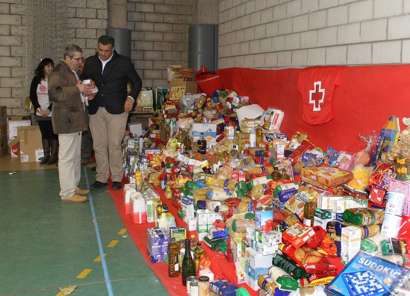 Unas dos toneladas y media de alimentos se recogen en la gala a beneficio de Cáritas